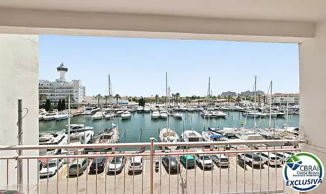 PORT GREC NAUTICA Apartament amb cabina per reformar, amb vistes al canal principal d’Empuriabrava