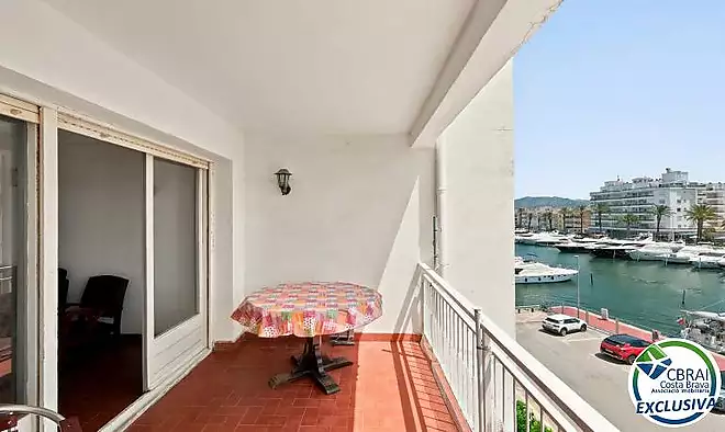 PORT GREC NAUTICA Apartament amb cabina per reformar, amb vistes al canal principal d’Empuriabrava