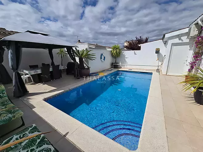 Casa amb 3 habitacions, piscina i llic&egrave;ncia tur&iacute;stica