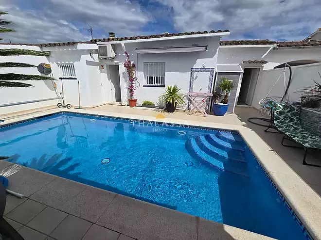Casa amb 3 habitacions, piscina i llic&egrave;ncia tur&iacute;stica