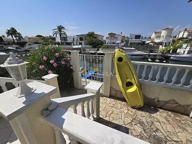 Single-Storey Villa with 12.5 m Mooring on a Wide Canal