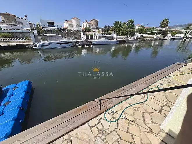 Single-Storey Villa with 12.5 m Mooring on a Wide Canal