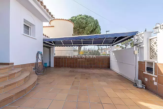 Very nice house with pool - Requesens area