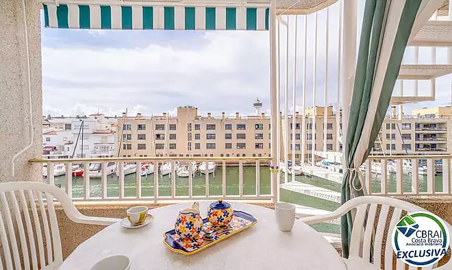 PORT MOXÓ Encantador apartament de 2 dormitoris amb vistes al canal, solàrium i pàrquing privat exterior