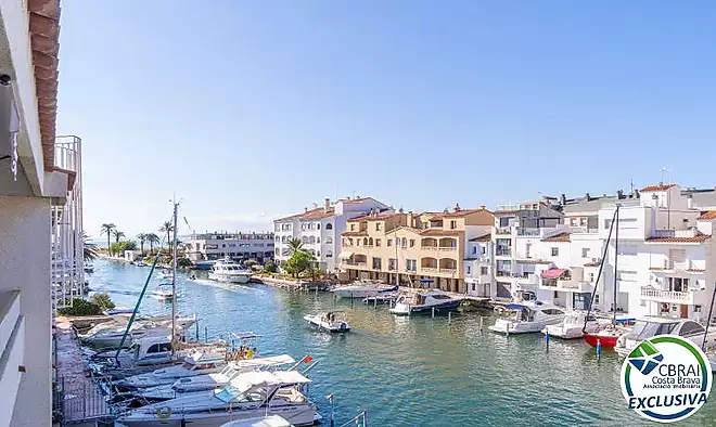 PORT MOXÓ Encantador apartament de 2 dormitoris amb vistes al canal, solàrium i pàrquing privat exterior