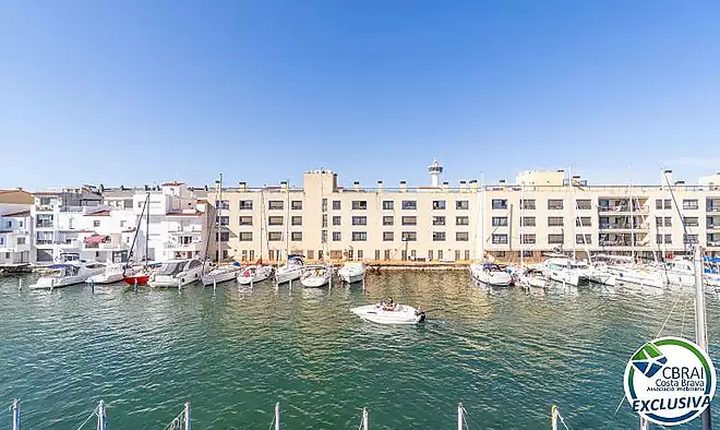 PORT MOXÓ Encantador apartament de 2 dormitoris amb vistes al canal, solàrium i pàrquing privat exterior