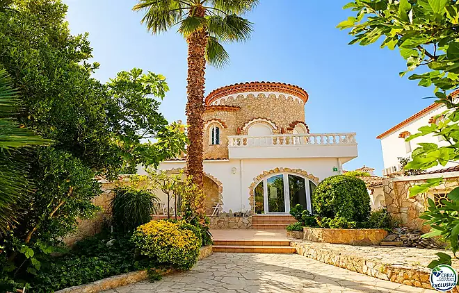 Vil·la amb caràcter, parcel·la de 500 m² i amarratge privat a Empuriabrava
