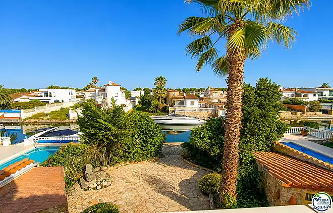 Vil·la amb caràcter, parcel·la de 500 m² i amarratge privat a Empuriabrava