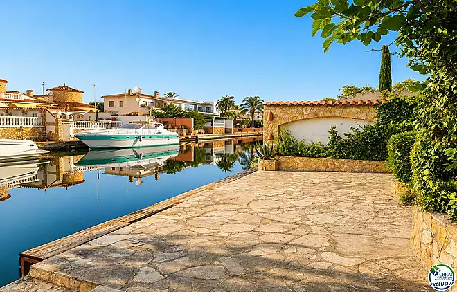 Vil·la amb caràcter, parcel·la de 500 m² i amarratge privat a Empuriabrava