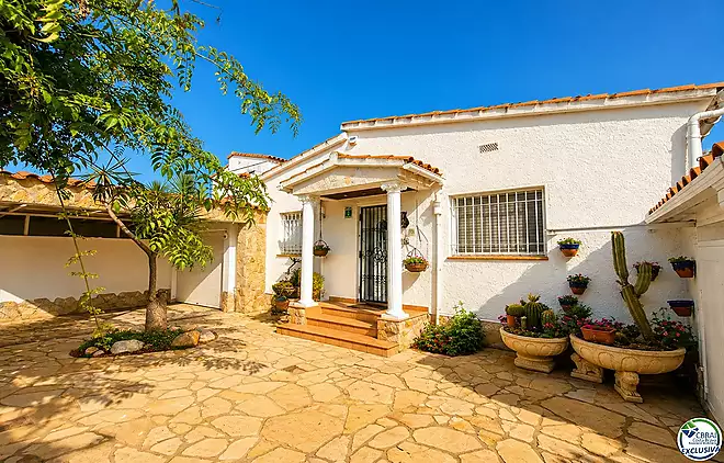 Vil·la amb caràcter, parcel·la de 500 m² i amarratge privat a Empuriabrava