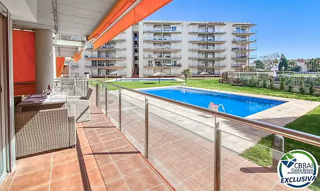 Apartament modern en planta baixa amb terrassa i piscina a Santa Margarida