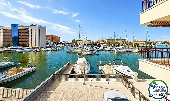 El teu racó vora el mar a Roses: terrassa amb vistes al canal i pàrquing privat