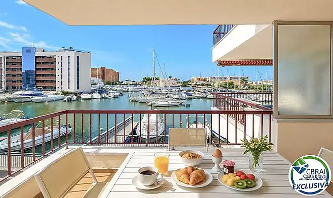 El teu racó vora el mar a Roses: terrassa amb vistes al canal i pàrquing privat