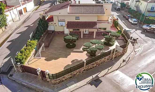 Fant&agrave;stica casa moderna amb piscina, cuina exterior ia poca dist&agrave;ncia a peu de la platja.