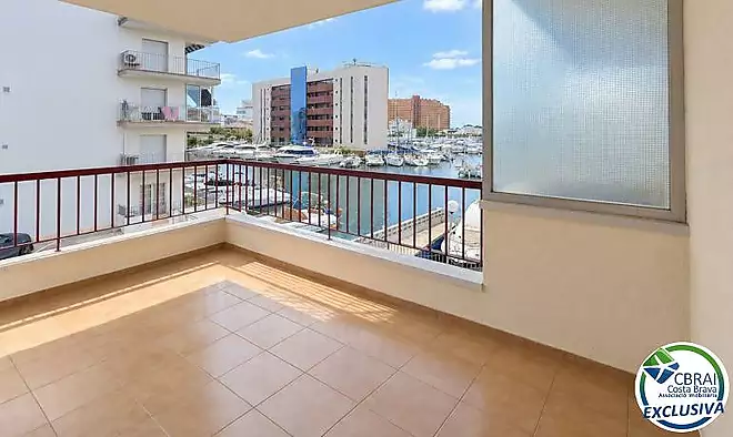 El teu racó vora el mar a Roses: terrassa amb vistes al canal i pàrquing privat