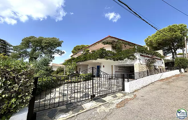 Casa a Llançà amb llicència turística, vistes al mar i a pocs metres de la platja.