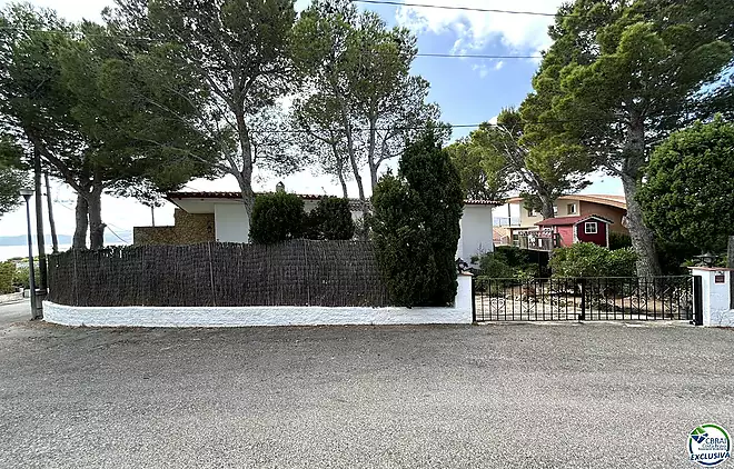 Casa a Llançà amb llicència turística, vistes al mar i a pocs metres de la platja.