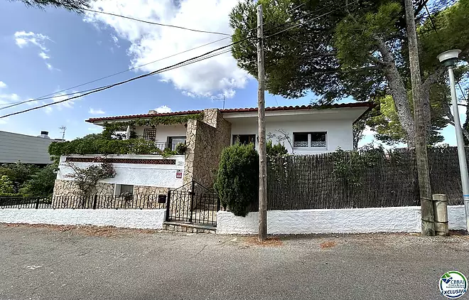 Casa a Llançà amb llicència turística, vistes al mar i a pocs metres de la platja.