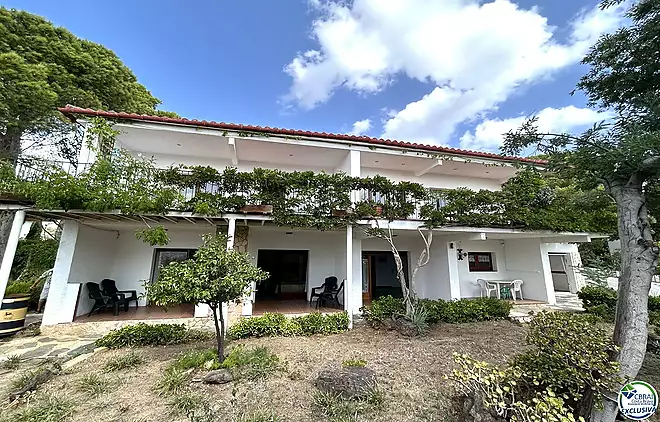 Casa a Llançà amb llicència turística, vistes al mar i a pocs metres de la platja.