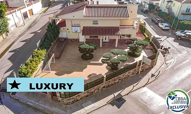 Fant&agrave;stica casa moderna amb piscina, cuina exterior ia poca dist&agrave;ncia a peu de la platja.