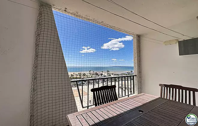 Àtic renovat amb vista al mar davant del mar a Empuriabrava.