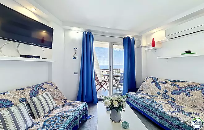 Àtic renovat amb vista al mar davant del mar a Empuriabrava.