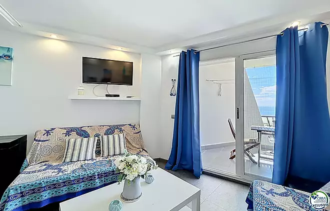 Àtic renovat amb vista al mar davant del mar a Empuriabrava.