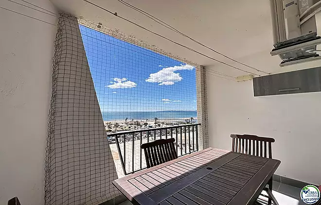 Àtic renovat amb vista al mar davant del mar a Empuriabrava.