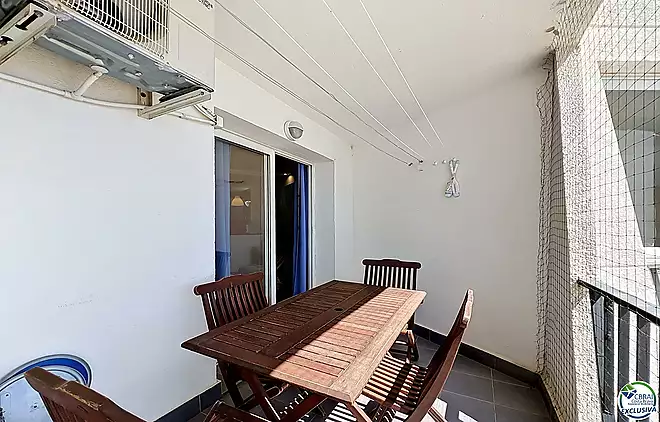 Àtic renovat amb vista al mar davant del mar a Empuriabrava.