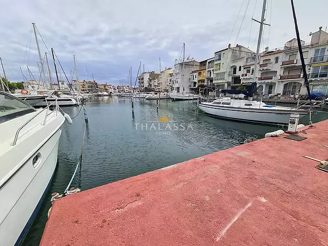 Amarratge de lloguer de 13,9 x 4,9m al Port Moxo d'Empuriabrava (abans dels ponts) amb aigua i electricitat.