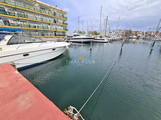 Amarratge de lloguer de 13,9 x 4,9m al Port Moxo d'Empuriabrava (abans dels ponts) amb aigua i electricitat.