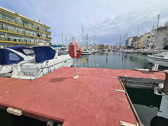 Amarratge de lloguer de 13,9 x 4,9m al Port Moxo d'Empuriabrava (abans dels ponts) amb aigua i electricitat.