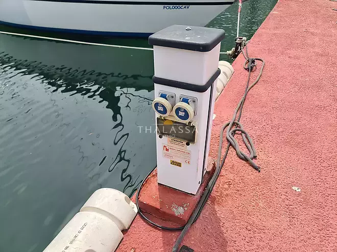 Amarratge de lloguer de 13,9 x 4,9m al Port Moxo d'Empuriabrava (abans dels ponts) amb aigua i electricitat.