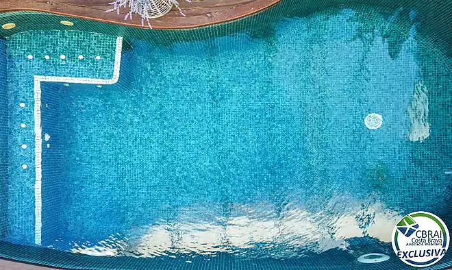 Fant&agrave;stica casa moderna amb piscina, cuina exterior ia poca dist&agrave;ncia a peu de la platja.