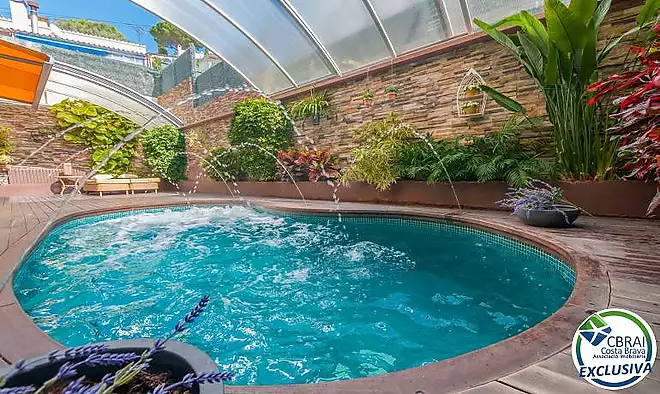 Fant&agrave;stica casa moderna amb piscina, cuina exterior ia poca dist&agrave;ncia a peu de la platja.