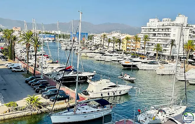 Apartament totalment renovat amb terrassa i espectaculars vistes al canal i al mar, en una de les zones més buscades d’Empuriabrava