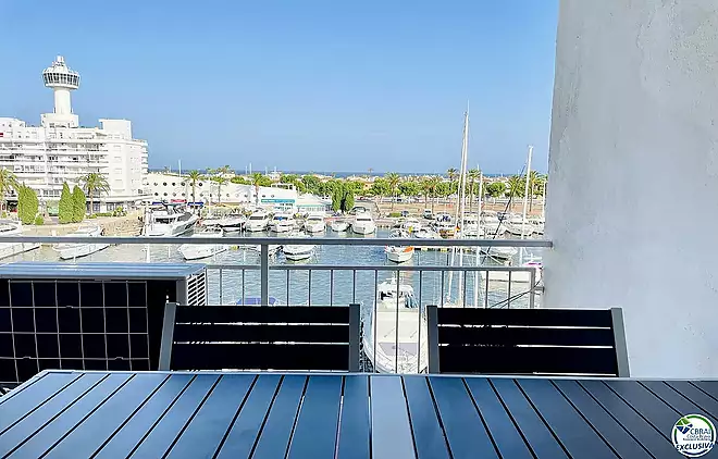 Apartament totalment renovat amb terrassa i espectaculars vistes al canal i al mar, en una de les zones més buscades d’Empuriabrava