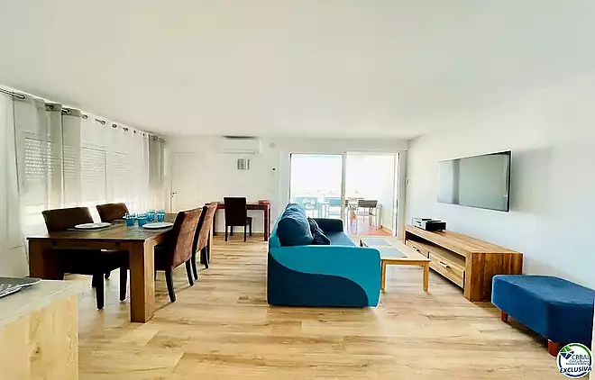 Apartament totalment renovat amb terrassa i espectaculars vistes al canal i al mar, en una de les zones més buscades d’Empuriabrava