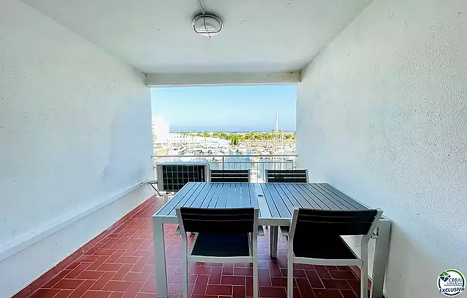 Apartament totalment renovat amb terrassa i espectaculars vistes al canal i al mar, en una de les zones més buscades d’Empuriabrava