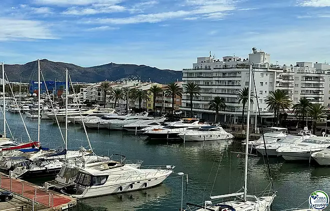 Apartament totalment renovat amb terrassa i espectaculars vistes al canal i al mar, en una de les zones més buscades d’Empuriabrava