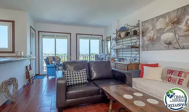 Apartament ubicat a tercera línia de mar amb piscina, jardí, i pàrquing