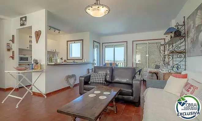 Apartament ubicat a tercera línia de mar amb piscina, jardí, i pàrquing