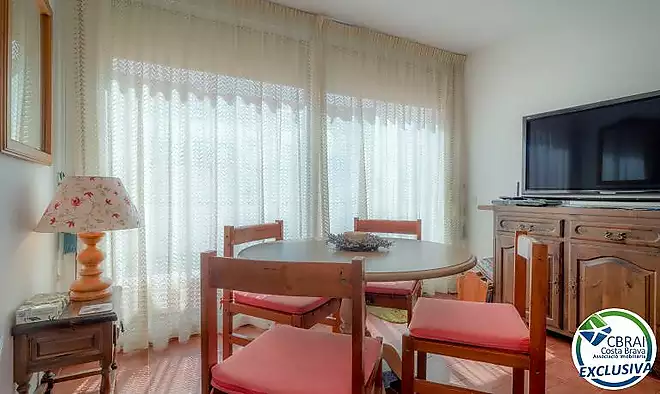 Apartament ubicat a tercera línia de mar amb piscina, jardí, i pàrquing