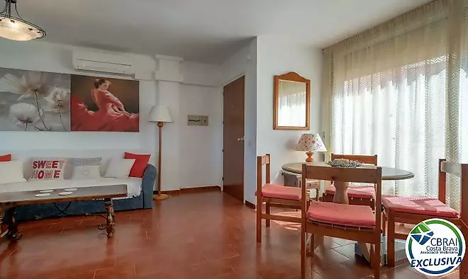 Apartament ubicat a tercera línia de mar amb piscina, jardí, i pàrquing