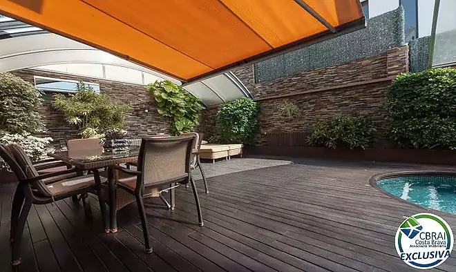 Fant&agrave;stica casa moderna amb piscina, cuina exterior ia poca dist&agrave;ncia a peu de la platja.