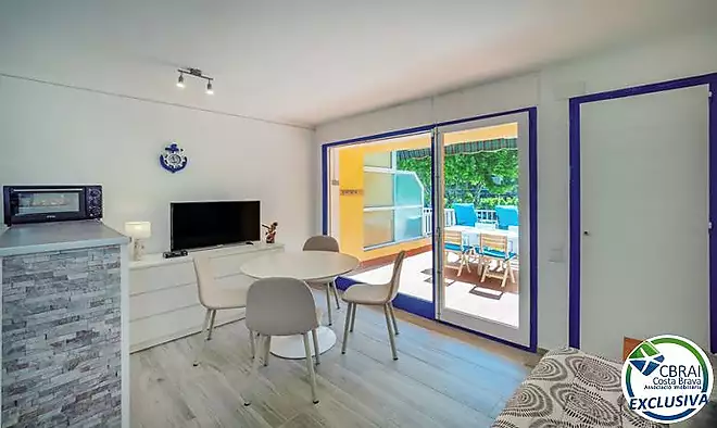 Preciós estudi reformat amb gran terrassa de 23m² al centre d'Empuriabrava