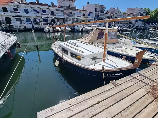 Renovated top-floor apartment with canal views, private mooring and garage