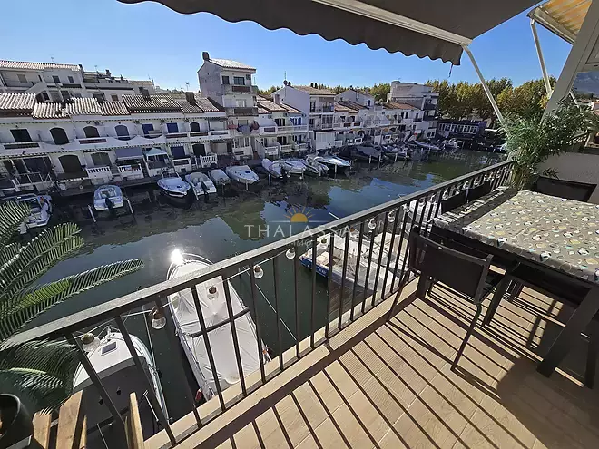 Renovated top-floor apartment with canal views, private mooring and garage