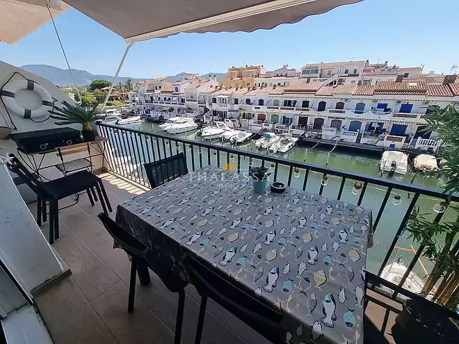 Renovated top-floor apartment with canal views, private mooring and garage