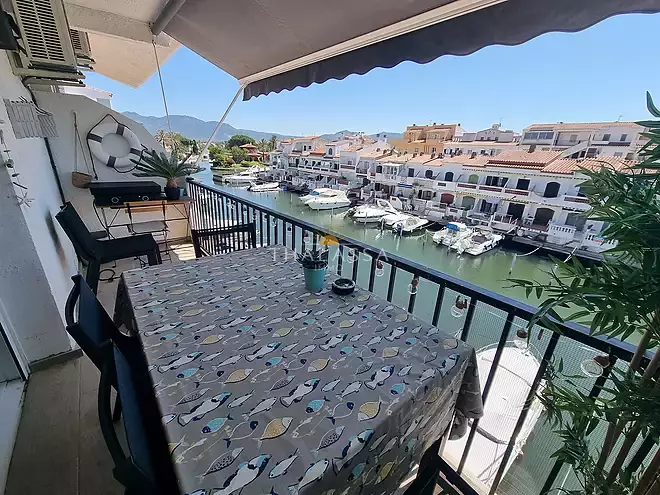 Renovated top-floor apartment with canal views, private mooring and garage